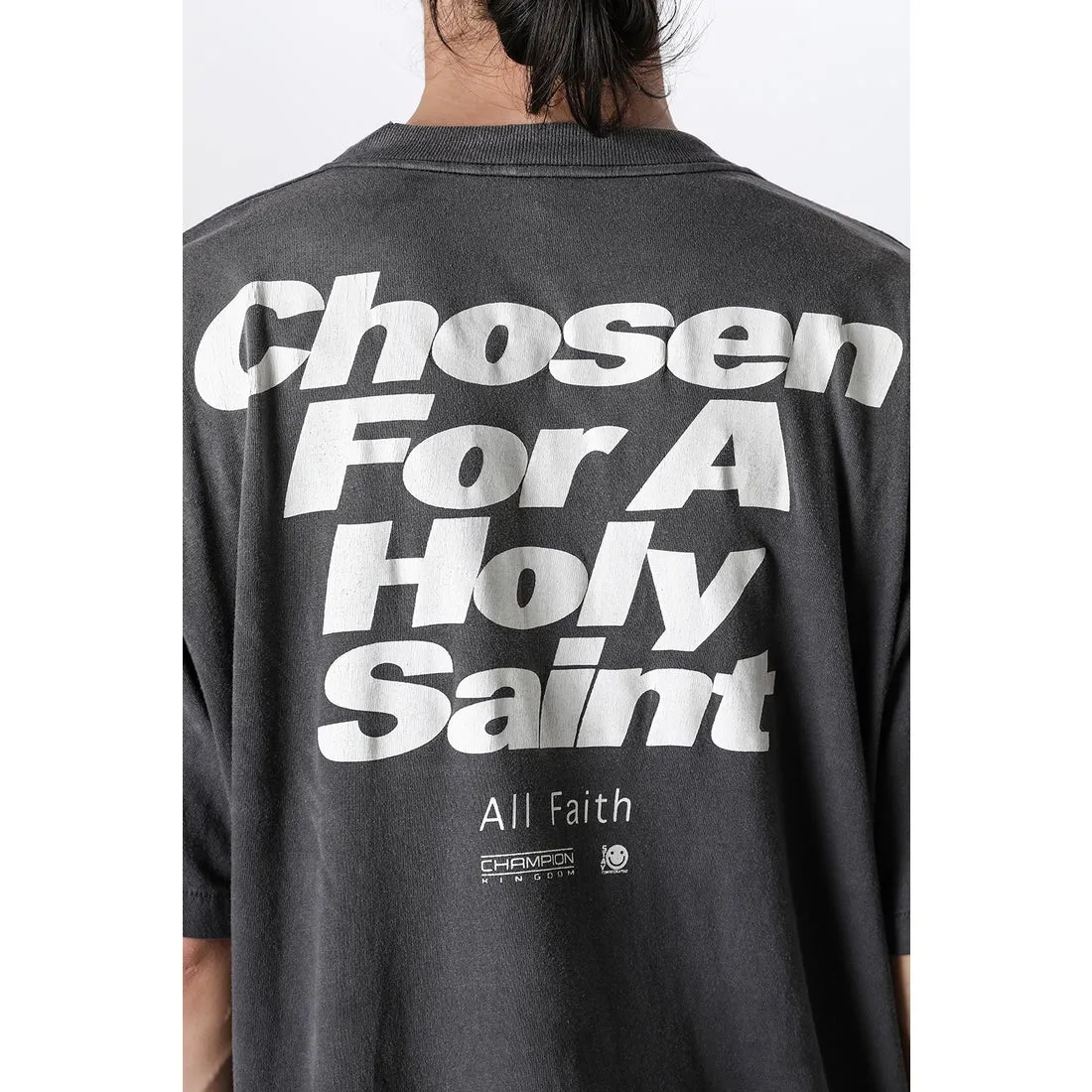 SAINT Mxxxxxx CHOSEN SS TEE/BLK Burst pattern/fingerprint print Chosen Tee Washed black S-XL Look for cylindrical fabrics without side seams. Don’t buy open-width fabrics anymore. It’s boring. Assute garment dyeing. Spray the whole piece with Ma Liu. Re-spray heavy fade. Collar and cuffs are frayed. Many places are broken. Authentic grade printing restored. Original consistent main mark/wash mark/with little angel anti-counterfeiting label.